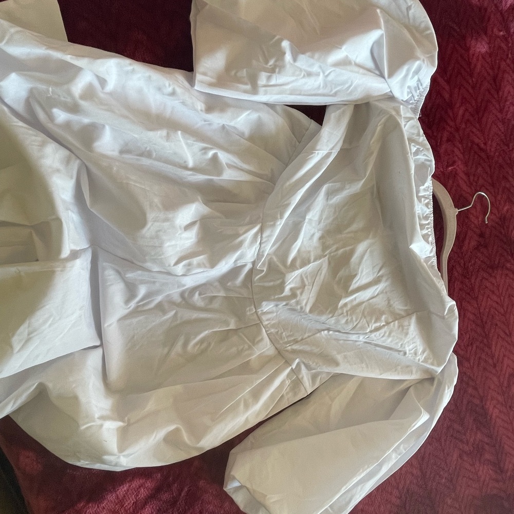 White shirt look jumper with balloon look puff sleeve